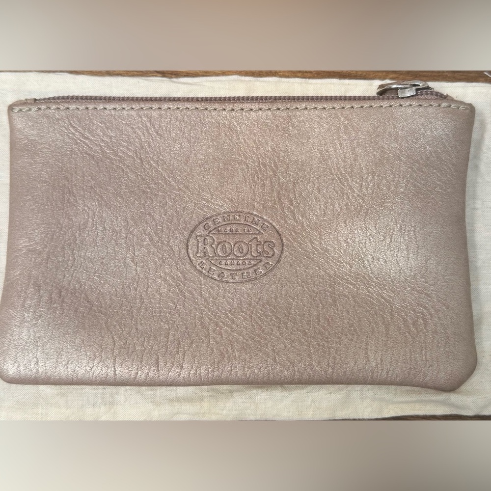 Roots Shimmering Beige Leather Zipper Pouch